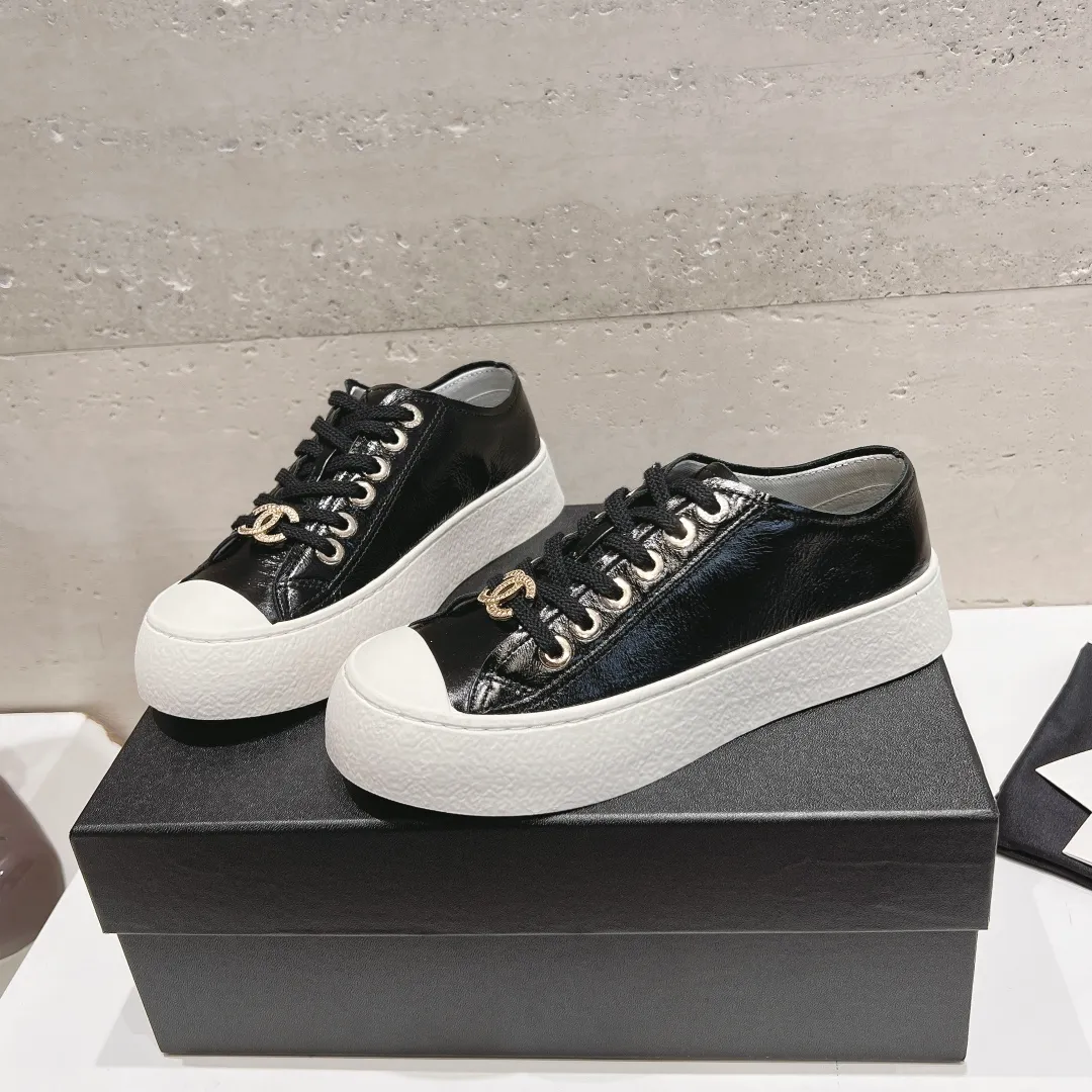 👟👟Ex-factory price 440👟👟 Top version Chanel Chanel 24 latest model full leather panda color white shoes casual sports shoes skateboard shoes original purchase and development production Xiaoxiang C Home Another super popular item in the counter, loved by Internet celebrity bloggers and sisters, and various praises on social platforms. It is very popular, has a high texture, is breathable and super spring and summer. Seeing this issue always arouses the inner desire of girls for fashion. The latest suede material, classic black and white color, full of fashionable feeling on the feet, easy to care for. Fabric: Original customized imported cowhide material. Lining: Customized soft sheepskin lining. Sole: Original molded TPU non-slip outsole. Bottom thickness: 2.5CM. Size: Women's size 35-40 (custom-made sizes 40 are non-refundable)